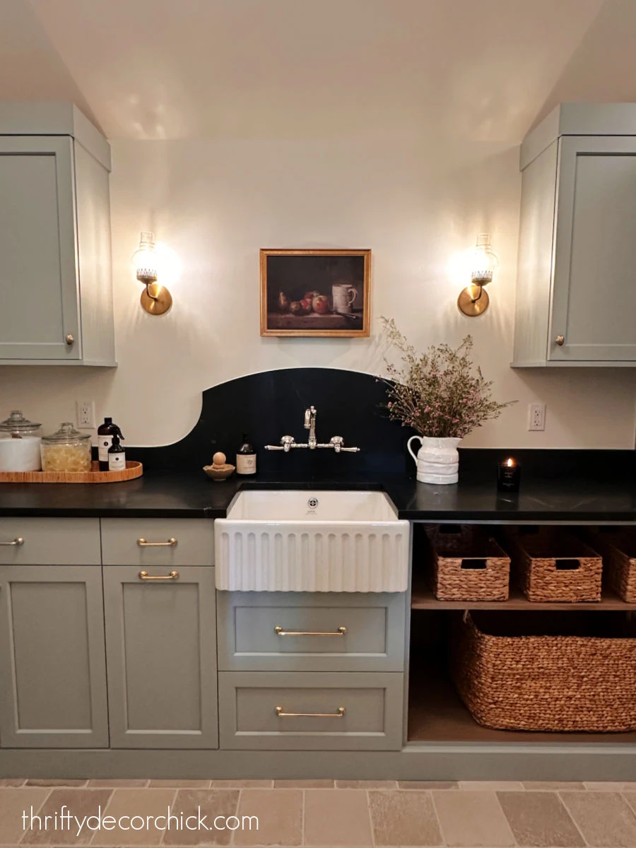 arched stone backsplash detail
