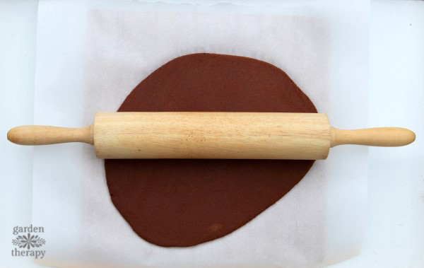 fragrant cinnamon ornaments are very easy to make, and with a few tips you will have the perfect consistency of dough to transform into decoration.