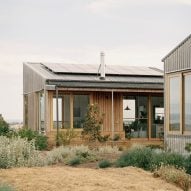 rob mills architecture nestles howqua river lodge in victorian alps 15 heather's off-grid house by gardiner architects