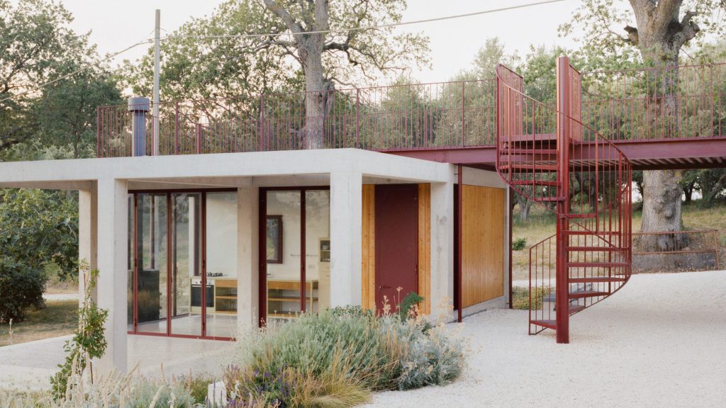 Mecozzi Verdini connects villa to concrete annexe using red walkway