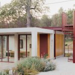 Mecozzi Verdini connects villa to concrete annexe using red walkway