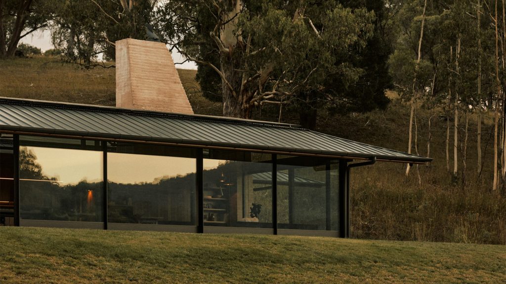 Rob Mills Architecture nestles Howqua River Lodge in Victorian Alps
