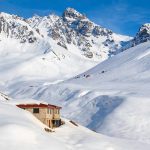 (Crisp mornings reimagined through artisanal textures and fleeting light.)