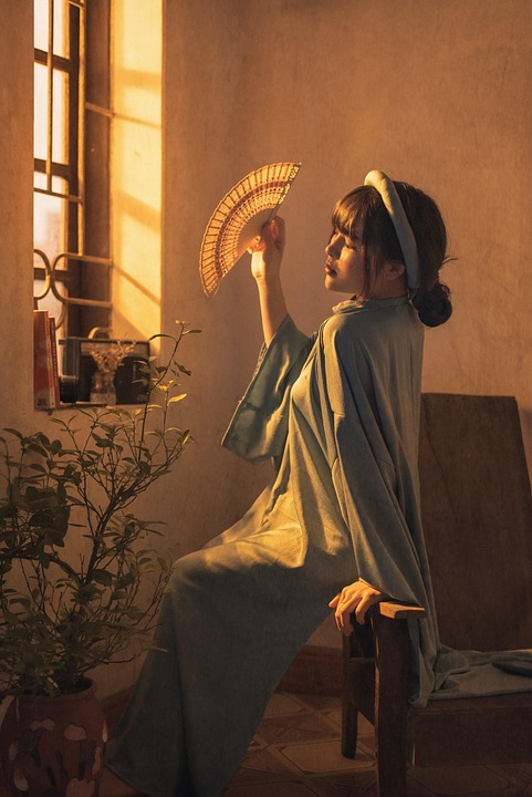 Softening chaos with trailing ivy veils, stone-plant marriages, and dawn-gold drip gardens.