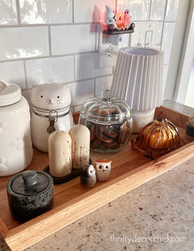 Using Decorative Trays for Easy, Pretty Fall Vignettes Thrifty Decor Chick