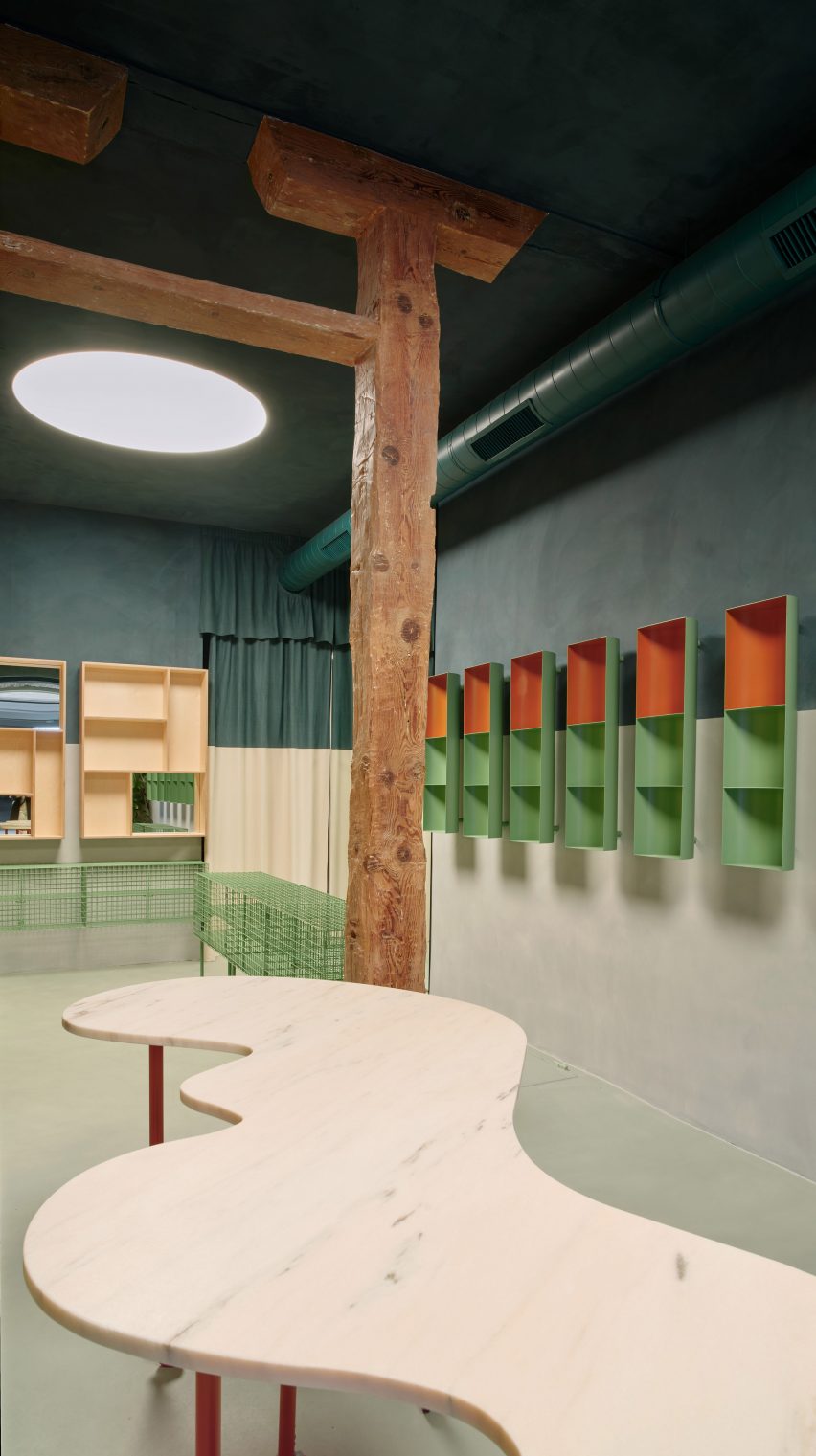 curved table within the madrid store by lucas y hernández-gil