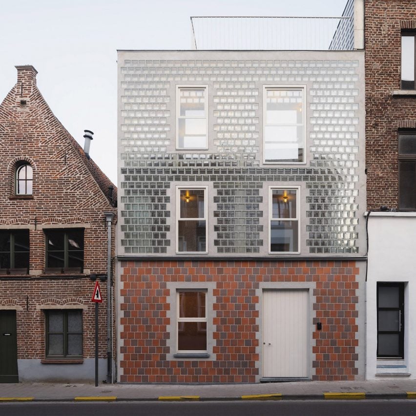 glass brick house by delmulle delmulle architecten