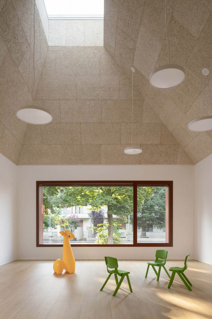 classroom interior at kinder rain by aacm