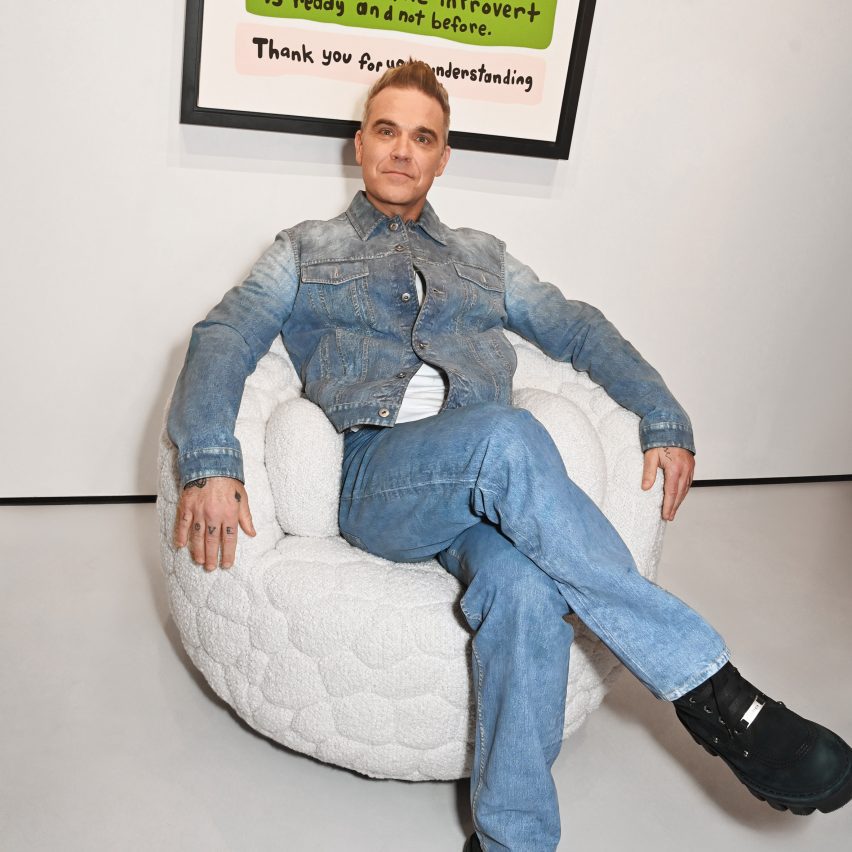 robbie williams in the introvert chair for moooi