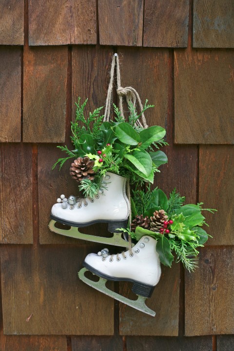 How to Make a Vintage-Inspired Skate Christmas Swag How to Make a Vintage-Inspired Skate Christmas Swag