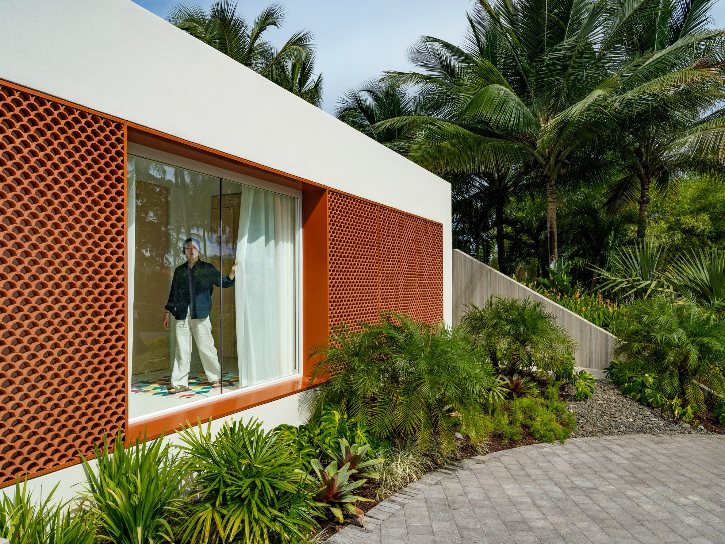 villa brisana's scalloped screens