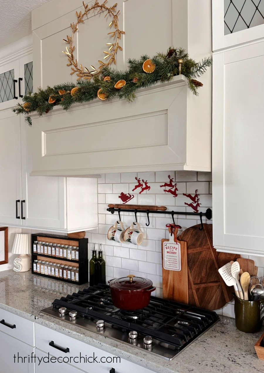 diy custom range hood with shelf and brass tipping rail | thrifty decor chick 23 christmas decor on range hood