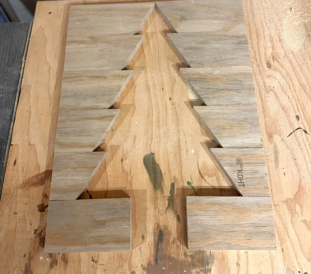 easy 1x4 christmas tree tray – free diy plans 18 tree
