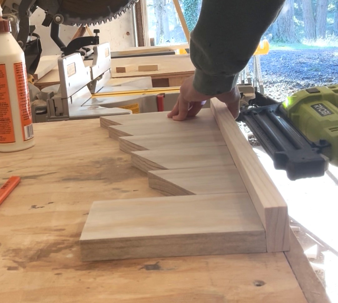 easy 1x4 christmas tree tray – free diy plans 20 nail