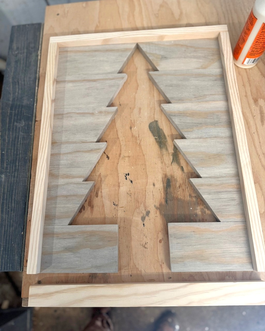 easy 1x4 christmas tree tray – free diy plans 22 tree