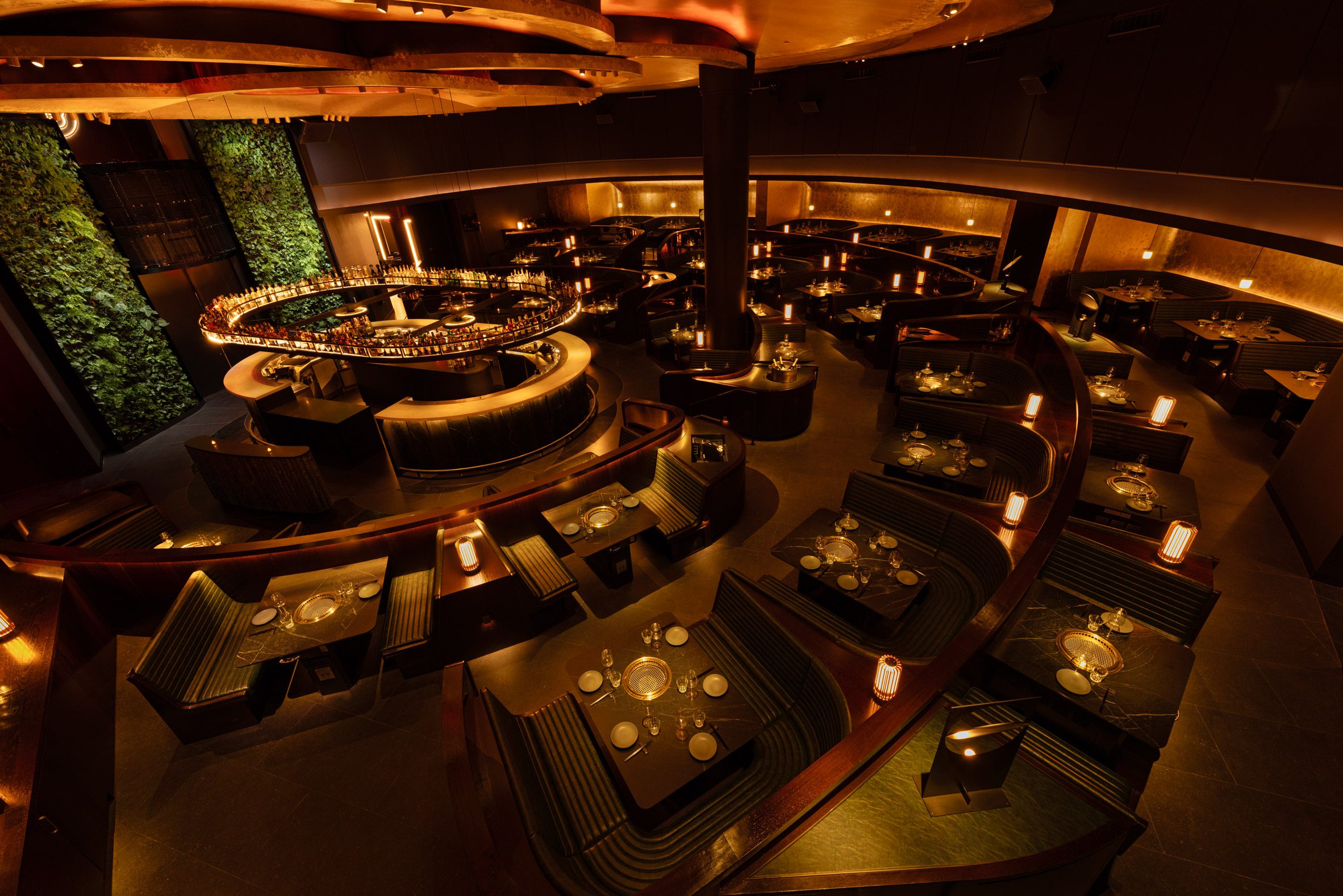 restaurant interior viewed from overhead, showing tables are arranged around a bar like an amphitheatre