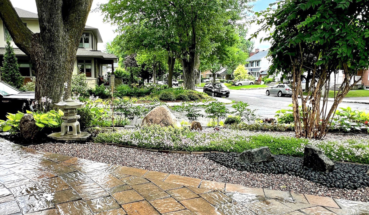 finished front garden bed with river stones