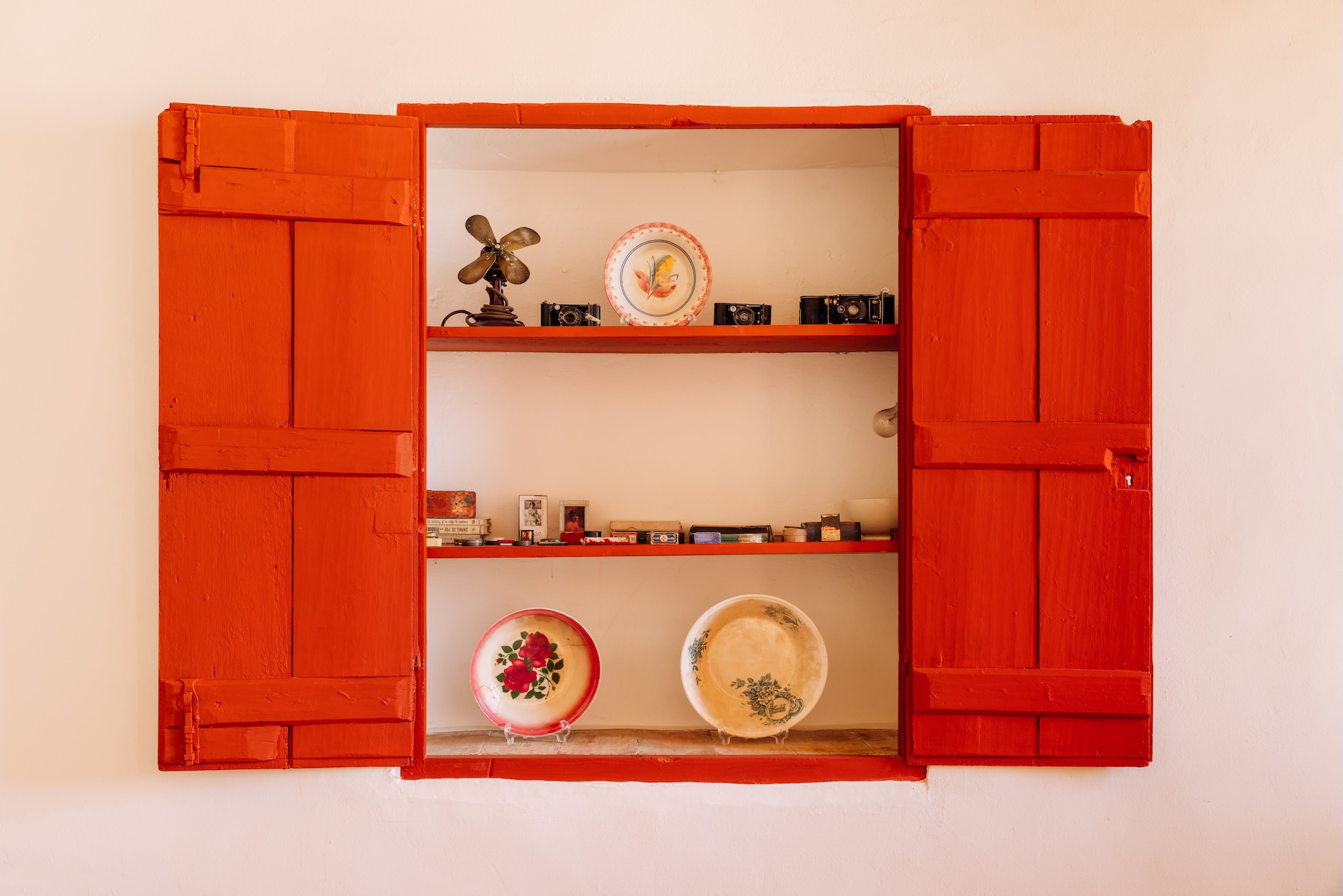 a converted barn, casa celeiro has a 42 square meter (425 square foot) living 20