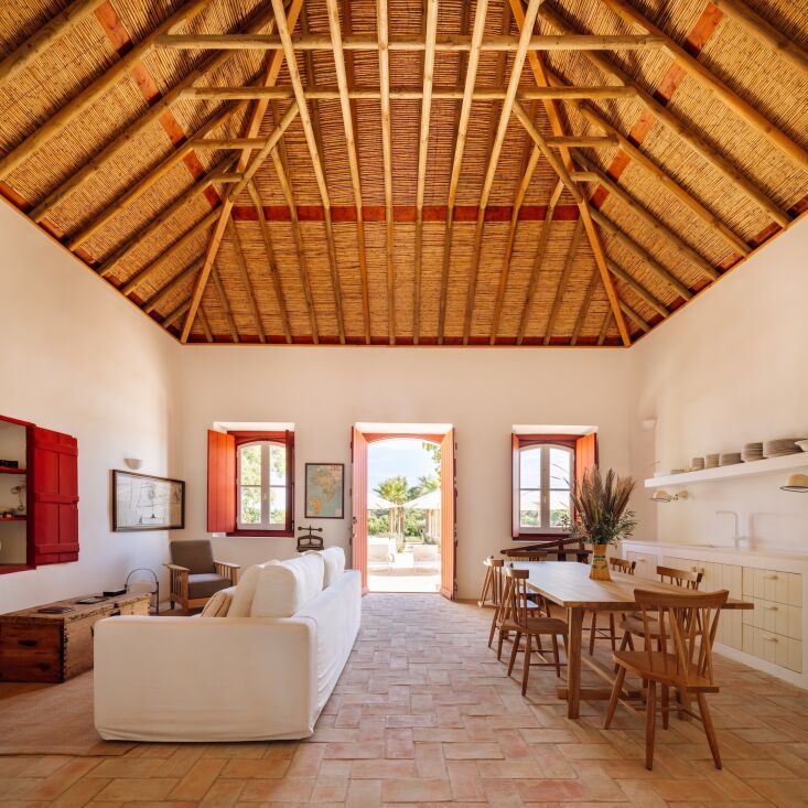 a converted barn, casa celeiro has a 42 square meter (425 square foot) living 19