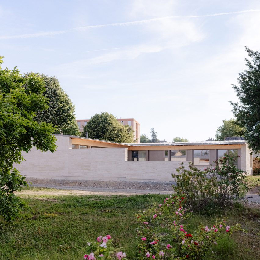 A.TM creates two minimal homes in "architectural dialogue" with French manor