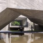 ZAO/standardarchitecture snakes concrete art gallery around courtyard in China