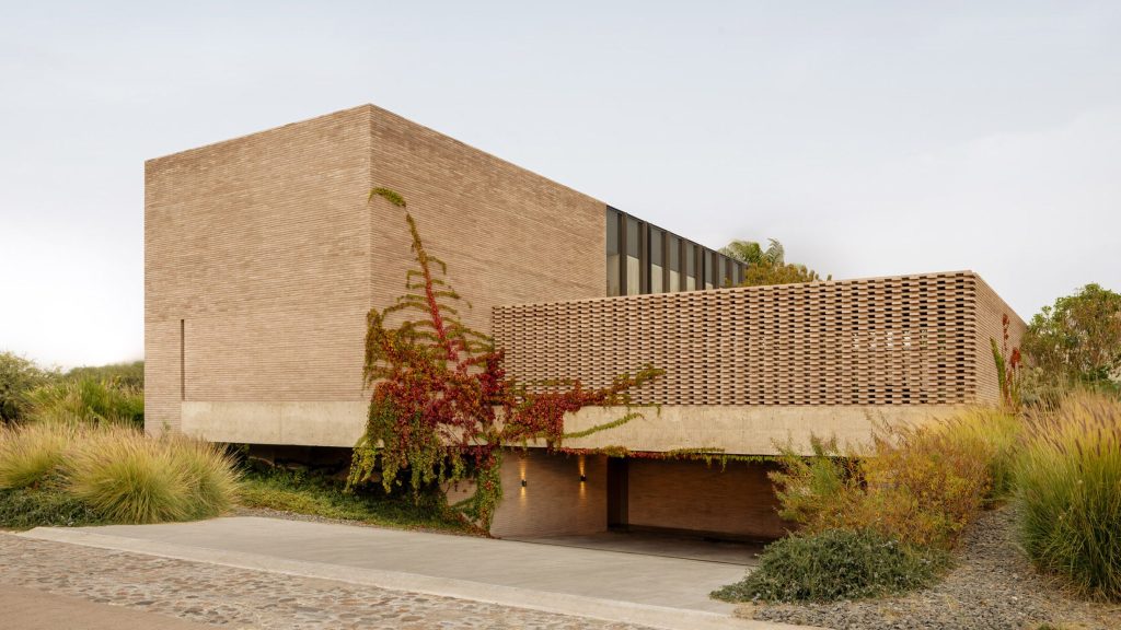 Laboratorio de Arquitectura designs Mexican home around concrete block