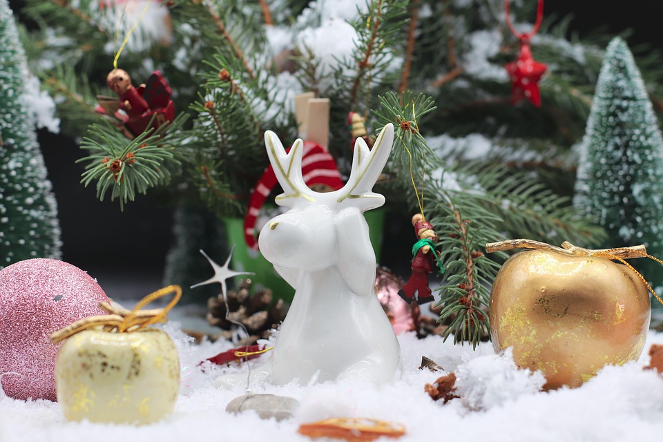 A meditative act of weaving crimson maples — symbols of cyclical release — into dusk champagne candles, when breath fogs the vignette like a winter bride in a mixing glass of ice and embers.