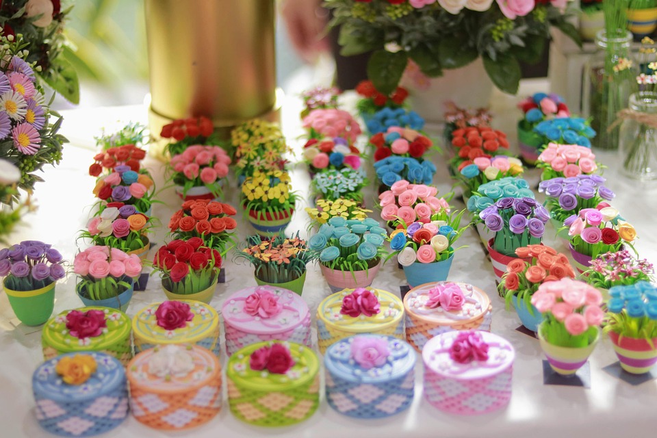 Eco How-To: Building Tiny Worlds Inside Bark and Bone