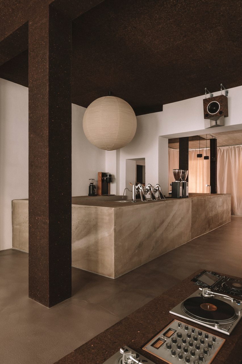 concrete counter of trader hifi cafe in hamburg by vincent von thien