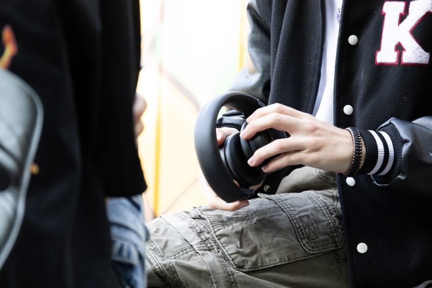 neo hybrid headphones turning into a speaker