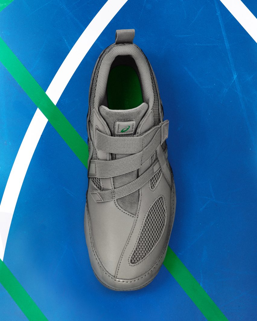 close-up of hyper taping trainer