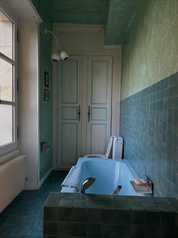 belgian bathroom via pascale michel of scenes de menage brussels antiques 20