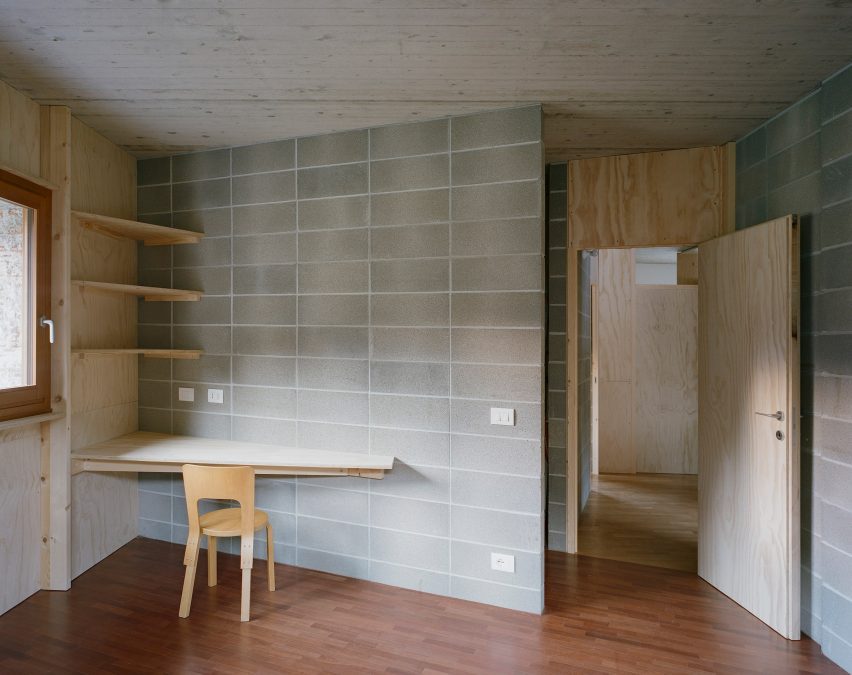 corner desk in casa bm by errant architetture