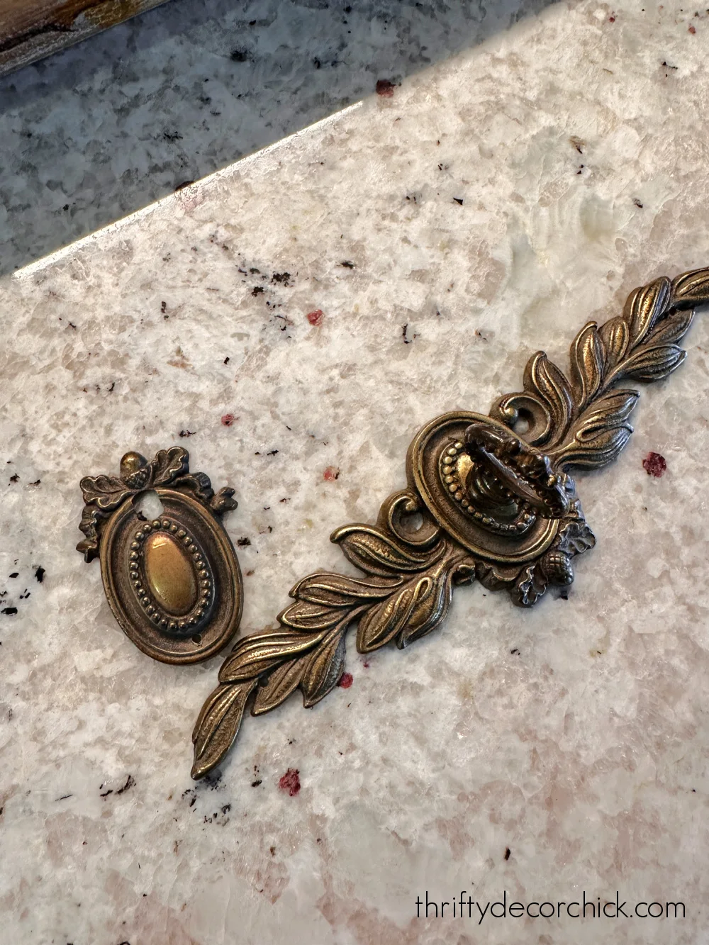 best methods to easily restore brass decor {and make it shine} | thrifty decor chick 19 cleaning dirty brass hardware