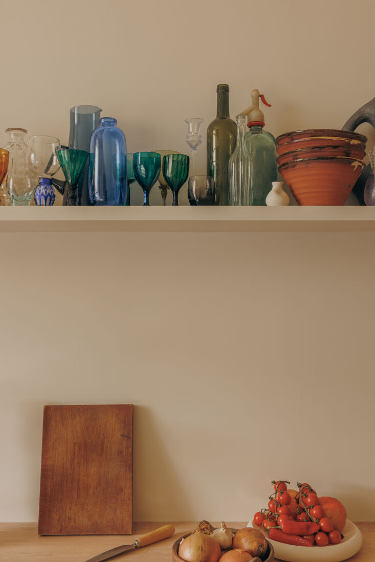 the countertops, as well as the vertical dividers and toe kicks, are made of st 18