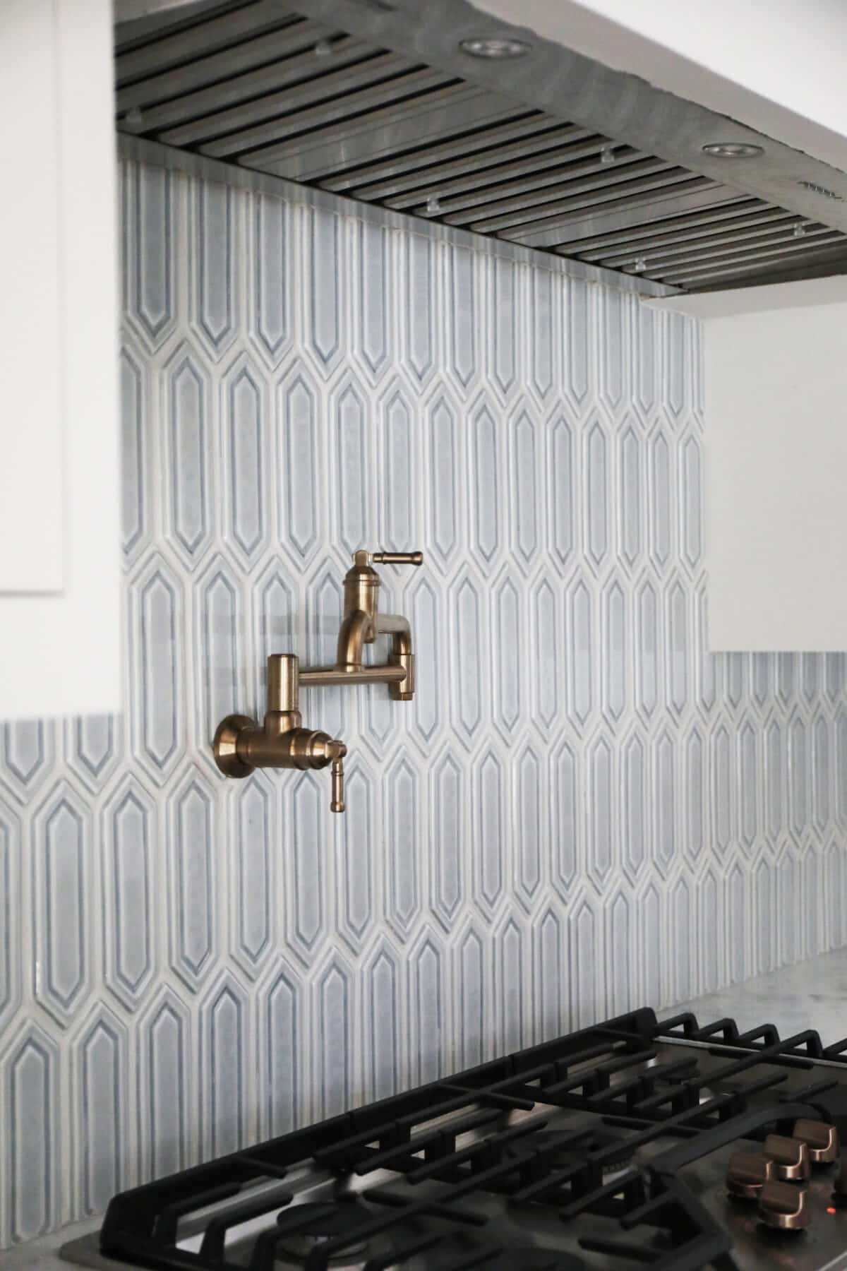 tips for open shelving in a kitchen