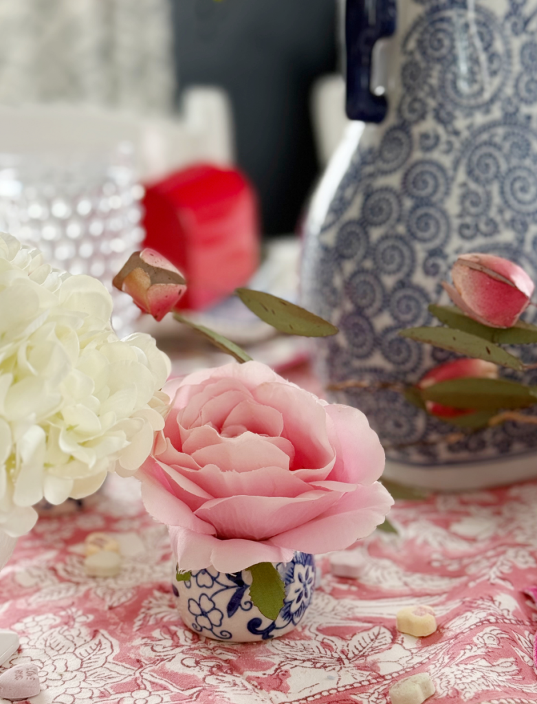 7 Easy Valentine’s Day Table Decor Ideas