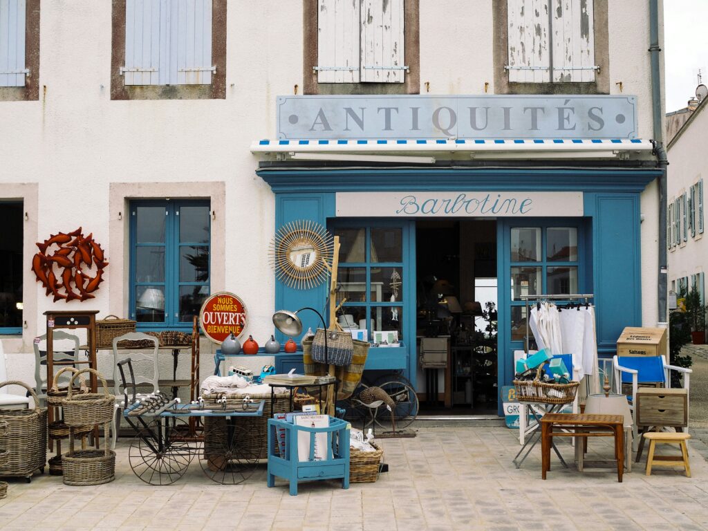 city farmhouse in france- a nancy meyers inspired escape. la rochelle france. feel like the main character in your own life. 
alena torgonskaya unspalsh