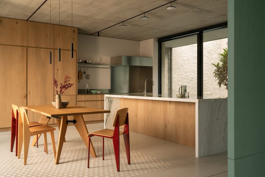 eight global kitchens filled with warm natural wood 5 lake como villa by tuckey design studio