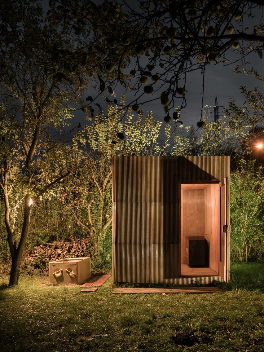 upcycled sauna by ika architekti