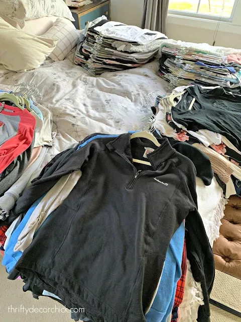 my top five tips that make decluttering much easier | thrifty decor chick 2 purging clothing on bed