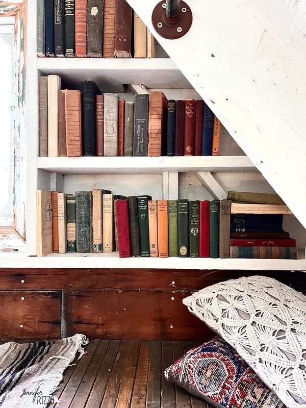 Different Ways to Use Vintage Books in Decorating