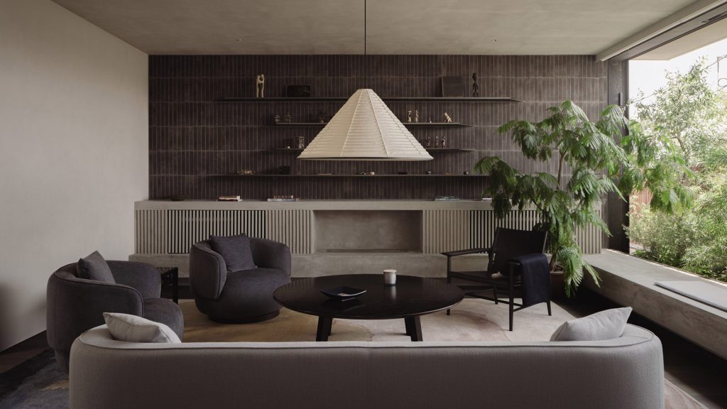 Tropical hardwood and reinforced concrete form House in Minami-Azabu