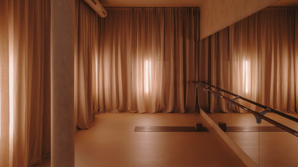 Lean Studio is a “serene” barre studio by Plantea Estudio