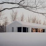 Akb Architects clads compact Ontario house in white Akb Architects clads compact Ontario house in white
