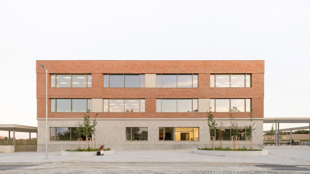 OVA crowns Vida Elementary School with rooftop play areas