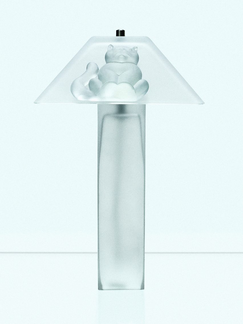 glass buké lamp with a cat on the shade