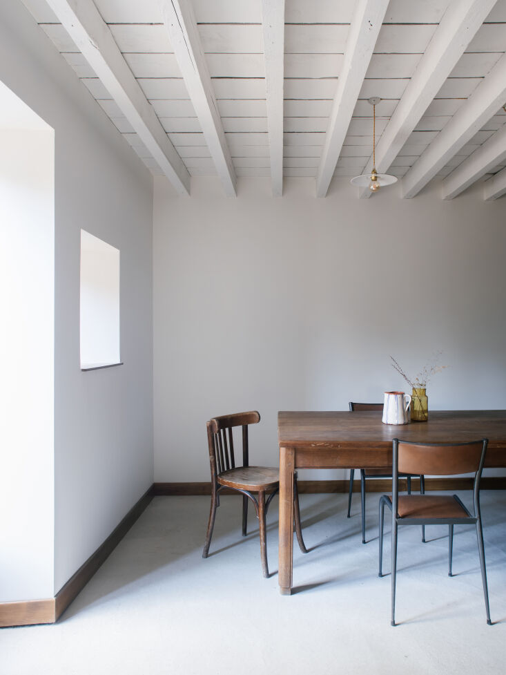 the dining area was originally a detached workshop. the architects created a la 19