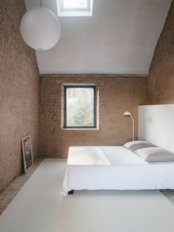 a large cut of carpet functions as area rug and the bedroom is kitted with vint 23