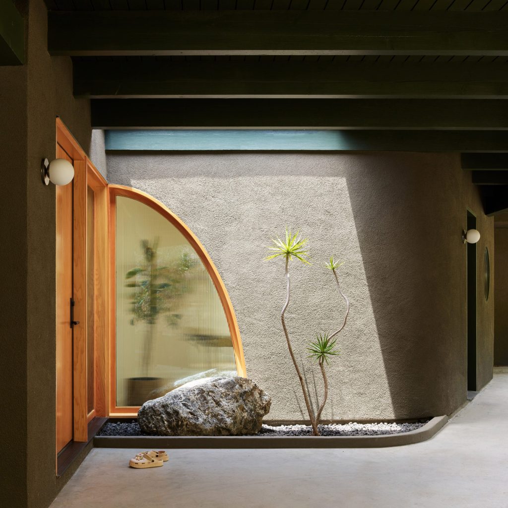 Cover Architecture turns Pasadena home into “sanctuary for living”